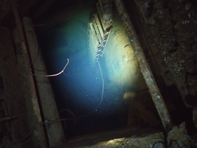 - 62 - Neboť nejsme podvodníci, tak se do dalších 25 metrů zatopené části dolu nikdo nepodíval.jpg